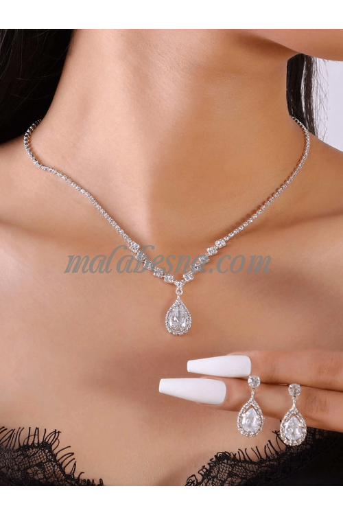 2 pieces set of necklace and earrings with silver diamond
