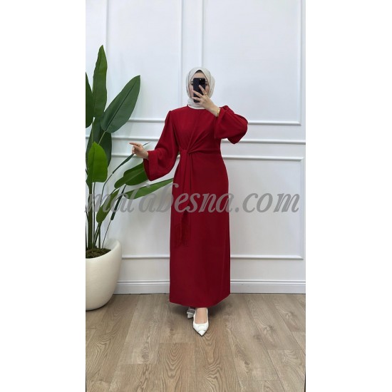 فستان لون أحمر مع حزام على جنب مع شراشيب