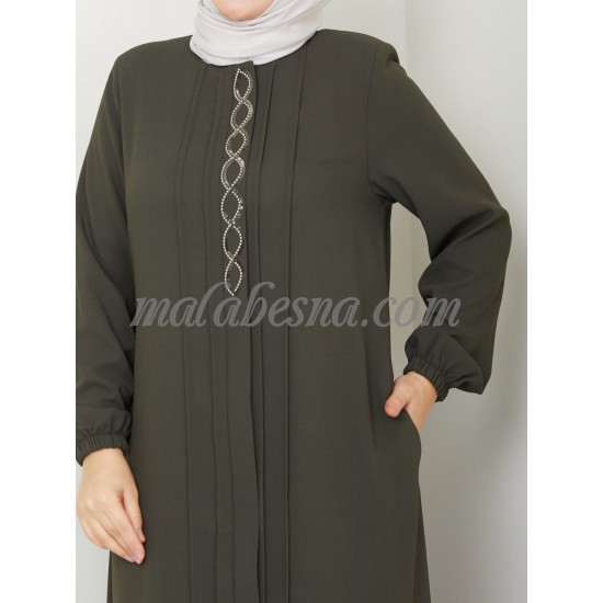 Green abaya with pattern on the chest with zipper and layer from down Green abaya with pattern on the chest with zipper and layer from down