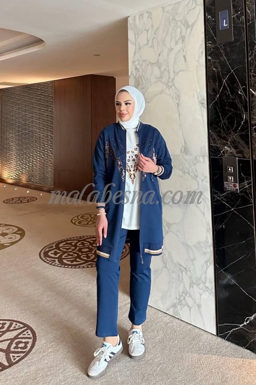 طقم رياضي مكون من 3 قطع باللون الأزرق الداكن مع قميص أبيض ونقشات على السترة