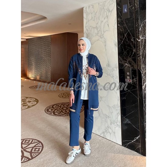 طقم رياضي مكون من 3 قطع باللون الأزرق الداكن مع قميص أبيض ونقشات على السترة طقم رياضي مكون من 3 قطع باللون الأزرق الداكن مع قميص أبيض ونقشات على السترة
