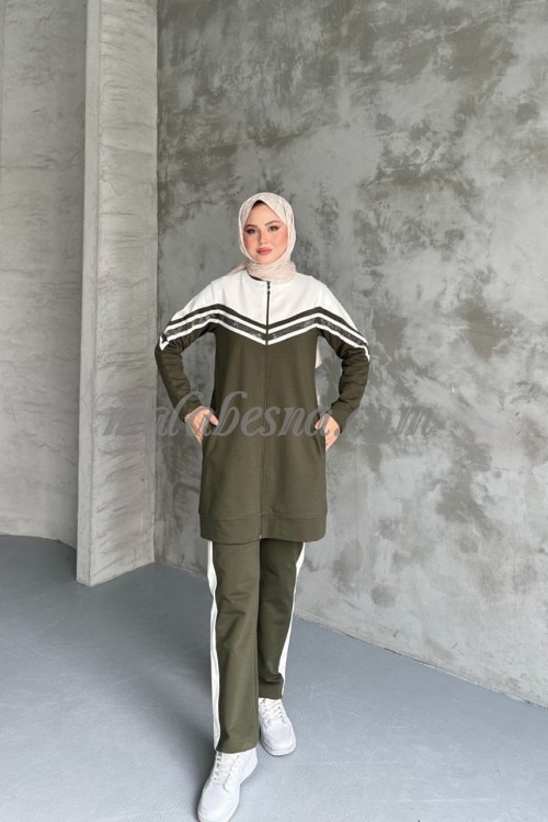 2 Pieces oily green tracksuit with white on top and lines on the shoulders