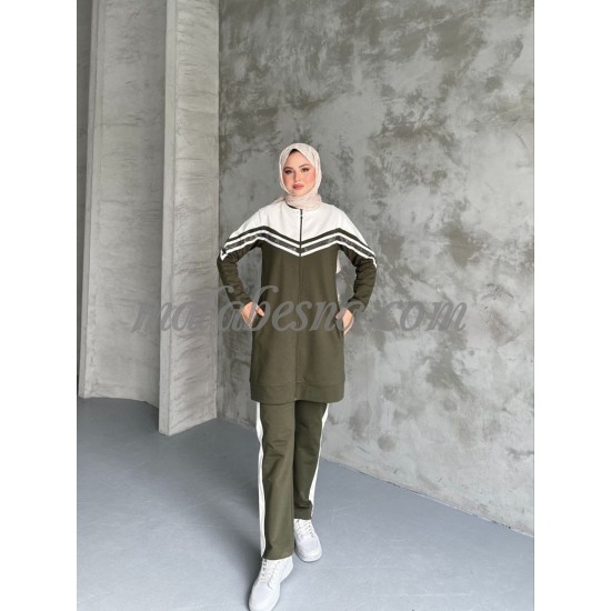 2 Pieces oily green tracksuit with white on top and lines on the shoulders 2 Pieces oily green tracksuit with white on top and lines on the shoulders