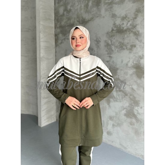 2 Pieces oily green tracksuit with white on top and lines on the shoulders 2 Pieces oily green tracksuit with white on top and lines on the shoulders