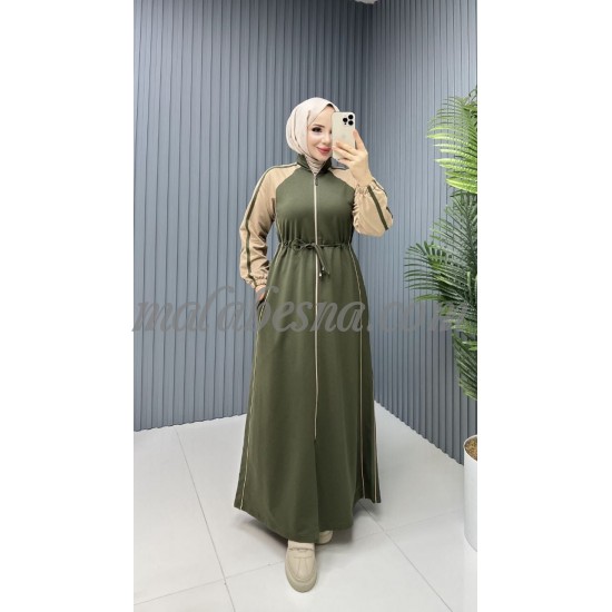 Oily green sporty abaya with beige color on the shoulders Oily green sporty abaya with beige color on the shoulders