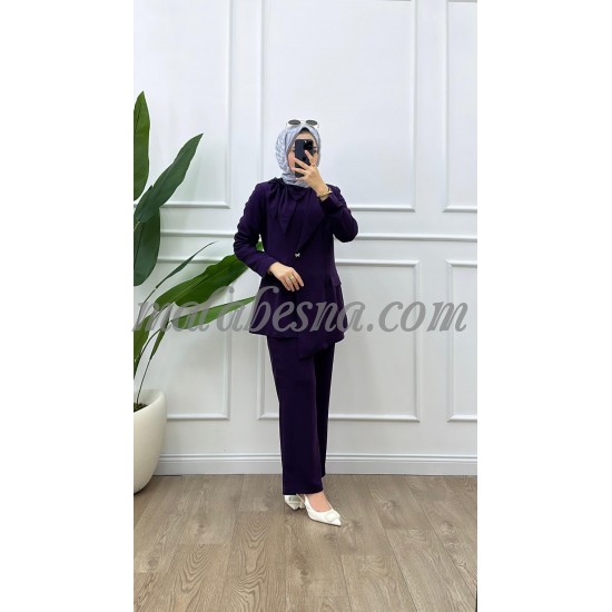 Elegant deep purple suit with flowy blazer Elegant deep purple suit with flowy blazer