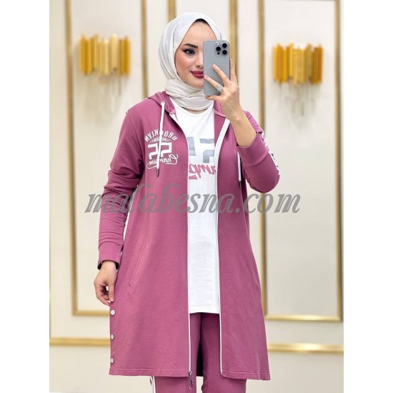 طقم رياضي 3 قطع لون زهر مع نقشة لون أبيض على الجاكيت و بلوزة لون أبيض طقم رياضي 3 قطع لون زهر مع نقشة لون أبيض على الجاكيت و بلوزة لون أبيض
